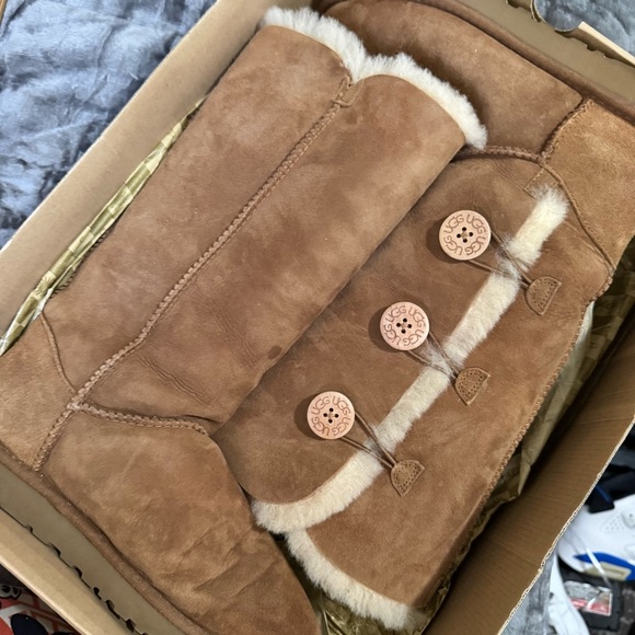 UGG Brown Women's Winter Boots with Cream Fur Bailey Button - Picture 3 of 9